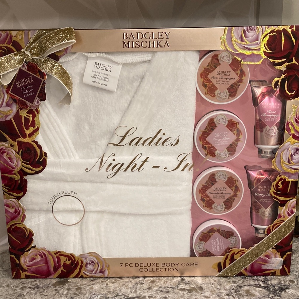 Badgley Mischka Robe & Body Care Set NEW